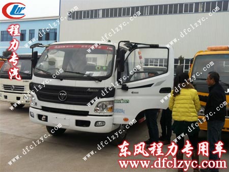 寧夏客戶來到我湖北程力清障車生產車間參觀一拖二清障車