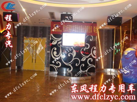 銷售經(jīng)理鄧俊嵐帶來(lái)一曲《橄欖樹》