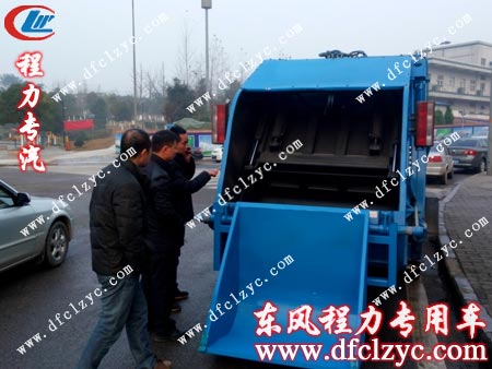 用戶對東風(fēng)多利卡壓縮垃圾車尾部垃圾斗的檢查與試用 戶對東風(fēng)多利卡壓縮垃圾車尾部垃圾斗的檢查與試用