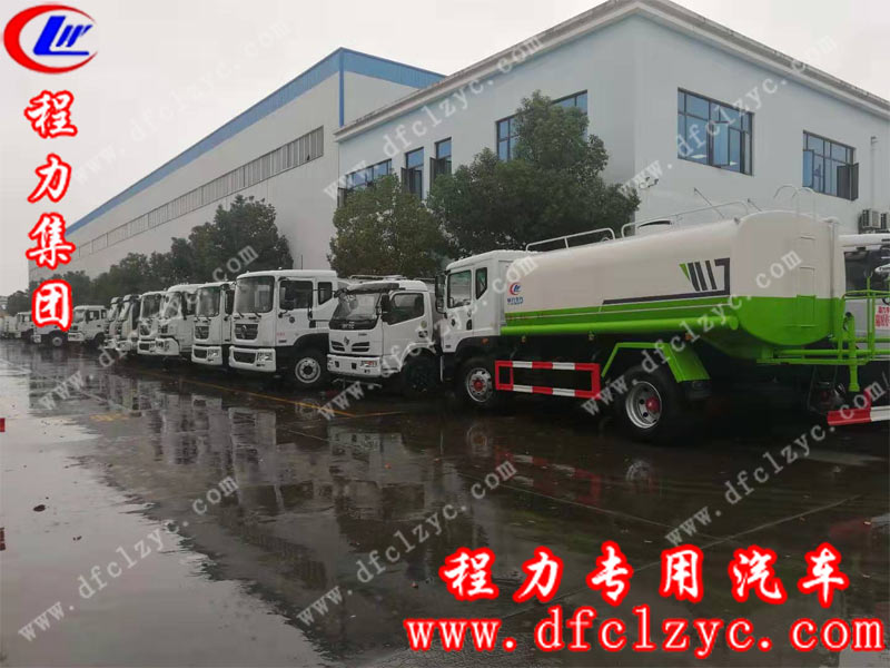 在試水區(qū)停放的程力集團灑水車在大雨沖刷后顯得一片潔凈
