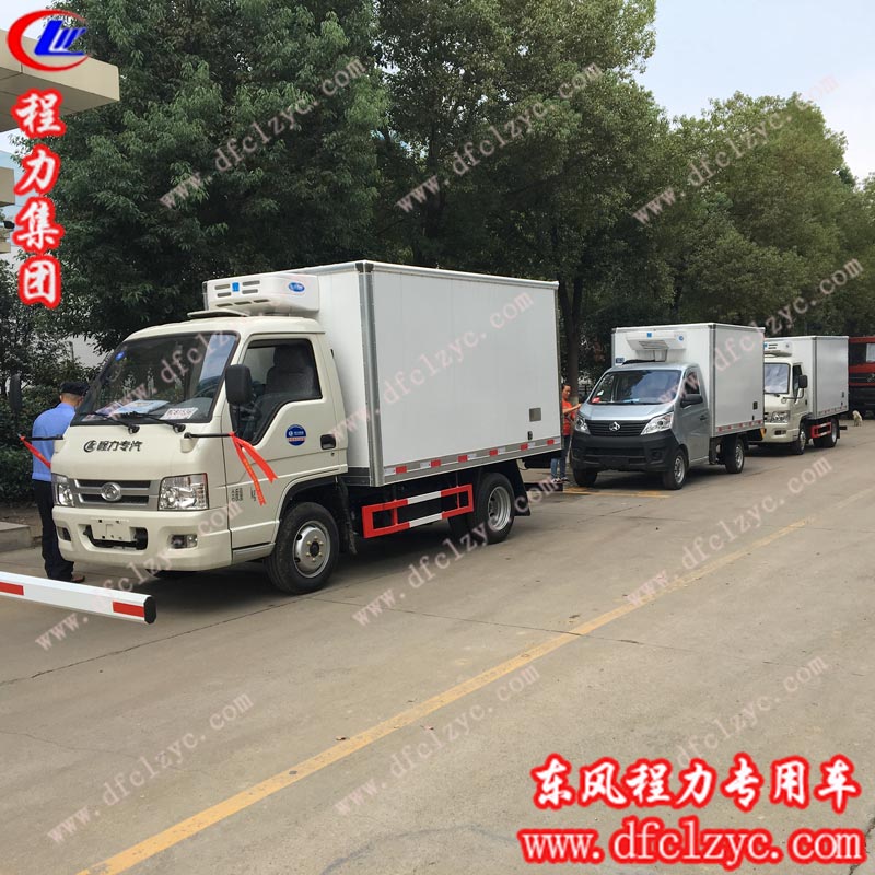 高總在程力專用汽車股份有限公司訂購的三臺(tái)冷藏車準(zhǔn)備發(fā)車?yán)? alt=