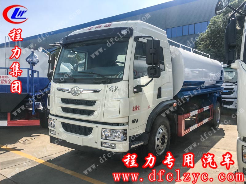 湖北程力集團(tuán)生產(chǎn)的15噸解放龍V灑水車 湖北程力集團(tuán)生產(chǎn)的15噸解放龍V灑水車